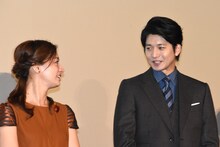 左から尾野真千子、向井理。