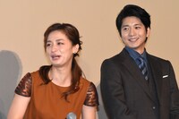 左から尾野真千子、向井理。