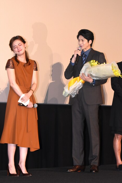 左から尾野真千子、向井理。