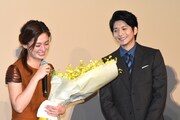 左から尾野真千子、向井理。