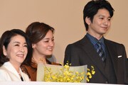 左から尾野真千子、向井理、駿河太郎、監督を務めた深川栄洋。