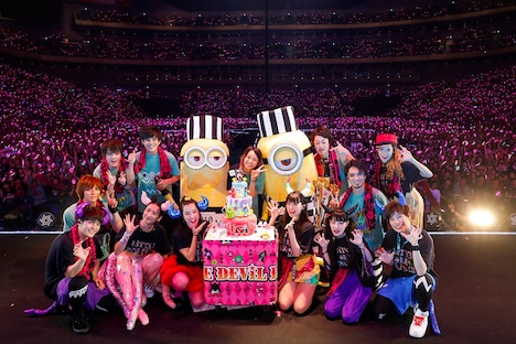 ミニオンたちと誕生日を祝うLiSA（中央）。