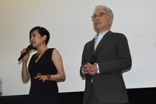 左から桃井かおり、イッセー尾形。