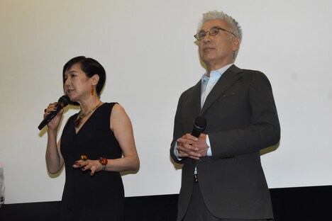 左から桃井かおり、イッセー尾形。