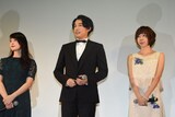 左から貫地谷しほり、ディーン・フジオカ、柊子。