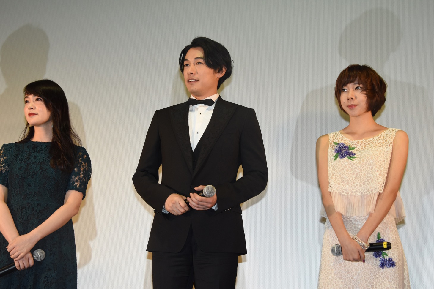 左から貫地谷しほり、ディーン・フジオカ、柊子。