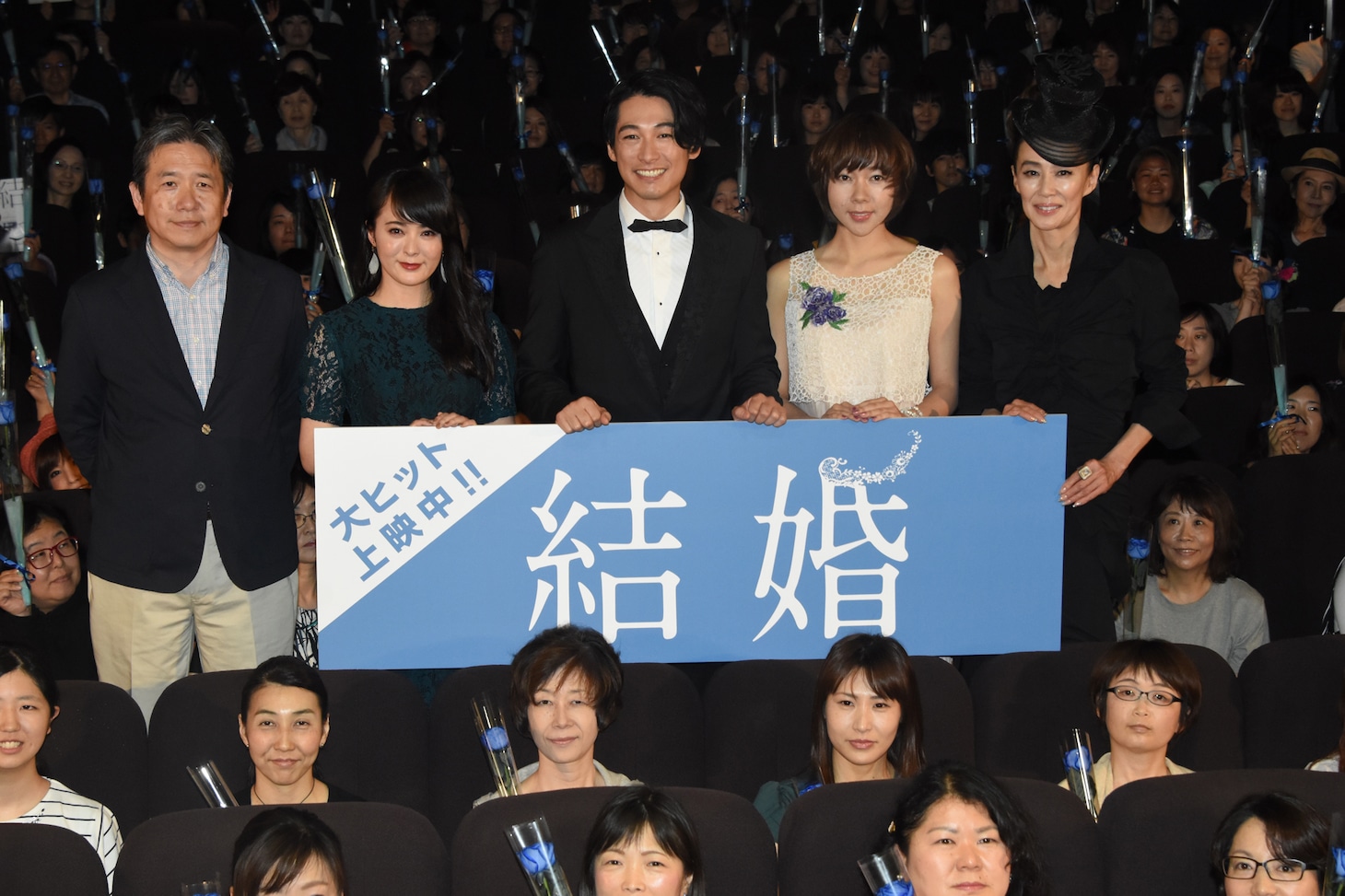 「結婚」初日舞台挨拶の様子。左から西谷真一、貫地谷しほり、ディーン・フジオカ、柊子、萬田久子。