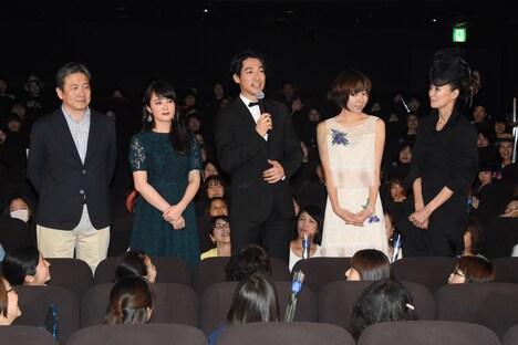 「結婚」初日舞台挨拶の様子。