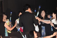 観客との交流を楽しむディーン・フジオカ。