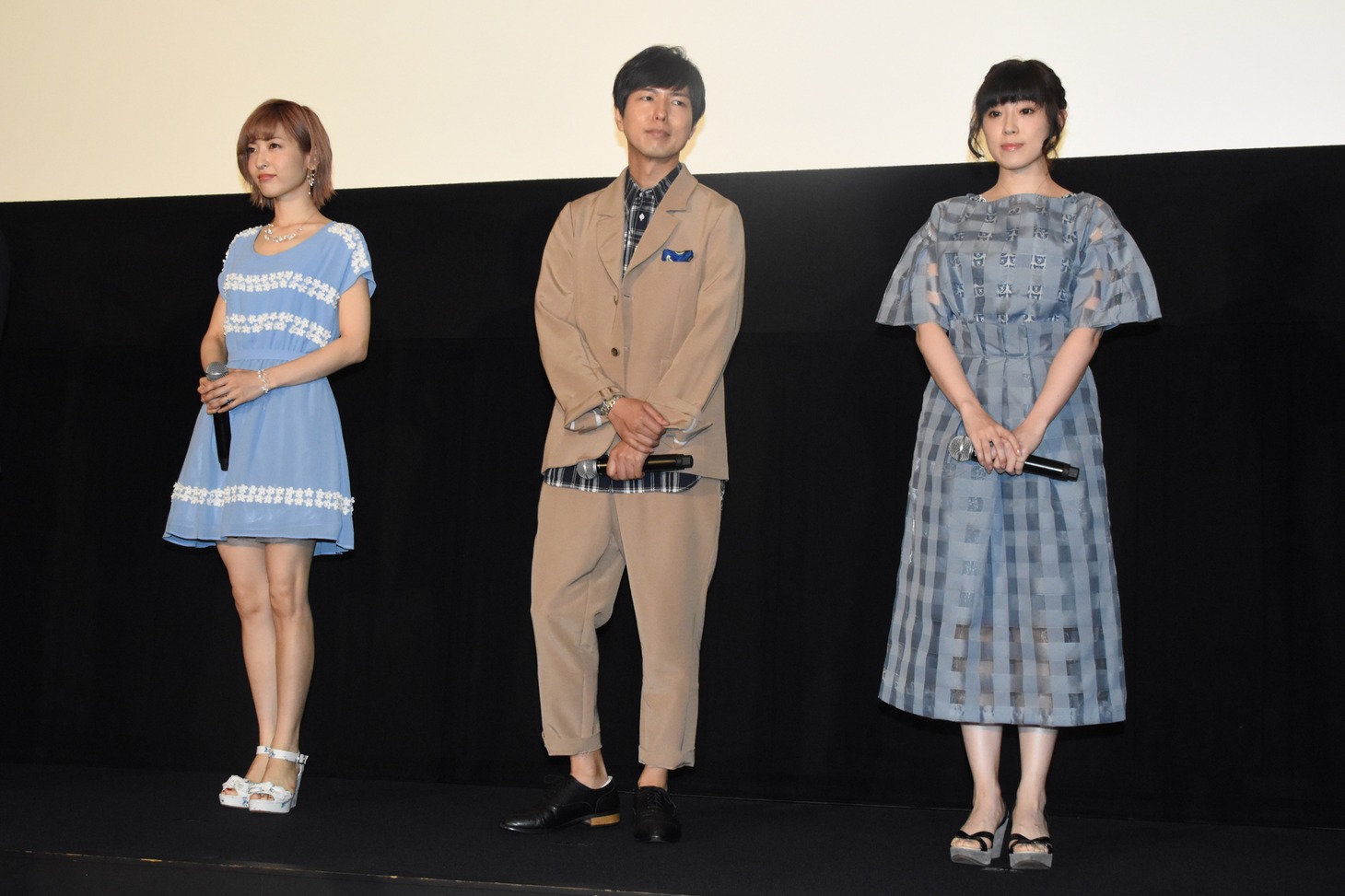 左から神田沙也加、神谷浩史、中村繪里子。