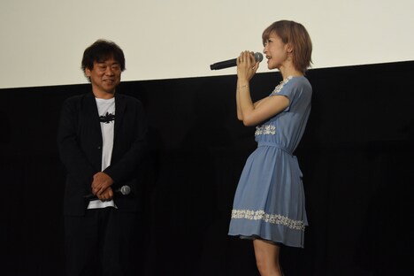 羽原信義（左）に祈りを捧げる神田沙也加（右）。