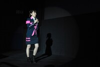 秘蔵写真を紹介する菊地美香。