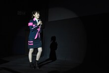 秘蔵写真を紹介する菊地美香。