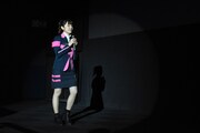 秘蔵写真を紹介する菊地美香。
