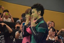 客席を練り歩き、写真撮影に応じる菊地美香（左）と伊藤陽佑（右）。