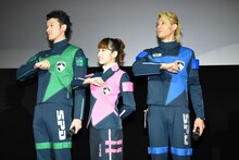 ロジャーポーズをするキャストたち。左から伊藤陽佑、菊地美香、林剛史。