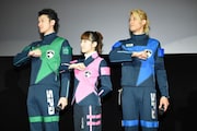 ロジャーポーズをするキャストたち。左から伊藤陽佑、菊地美香、林剛史。