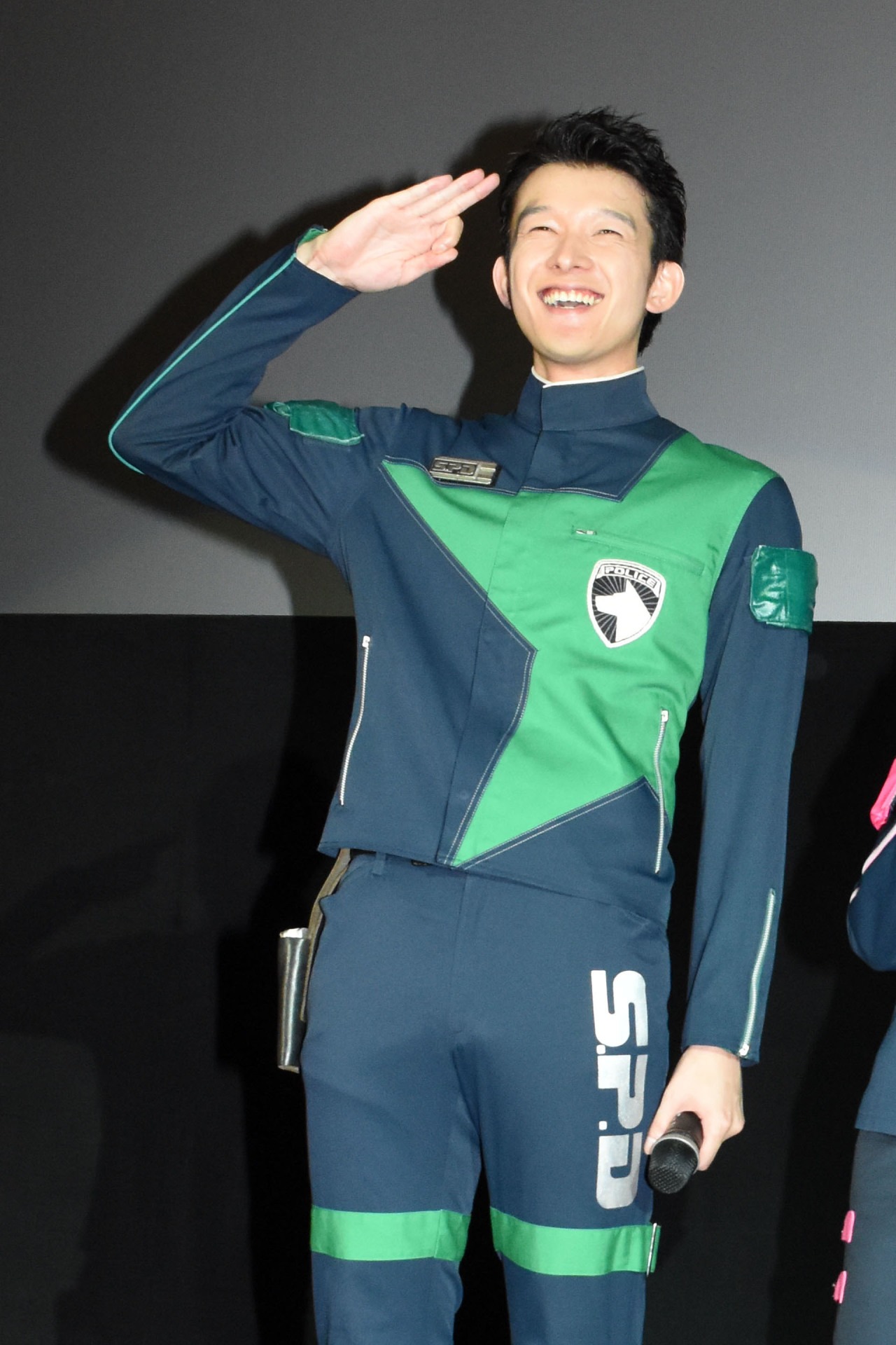 オッキューポーズをする伊藤陽佑。