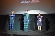 ロジャーポーズをするキャストたち。左から林剛史、伊藤陽佑、菊地美香。