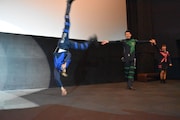 片手側転をする林剛史(左)。