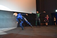 片手側転をする林剛史（左）。