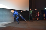 片手側転をする林剛史(左)。