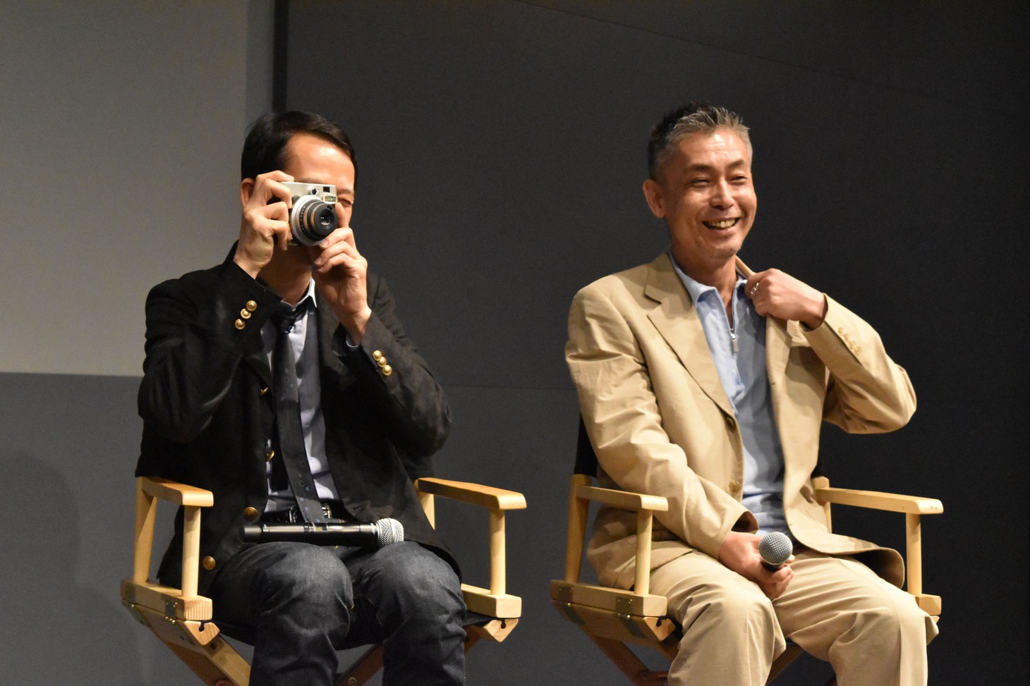客席の写真を撮るトラン・アン・ユン（左）。
