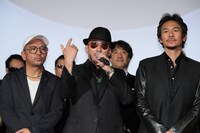 前列左から中野英雄、横山剣、伊原剛志。