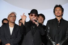 前列左から中野英雄、横山剣、伊原剛志。