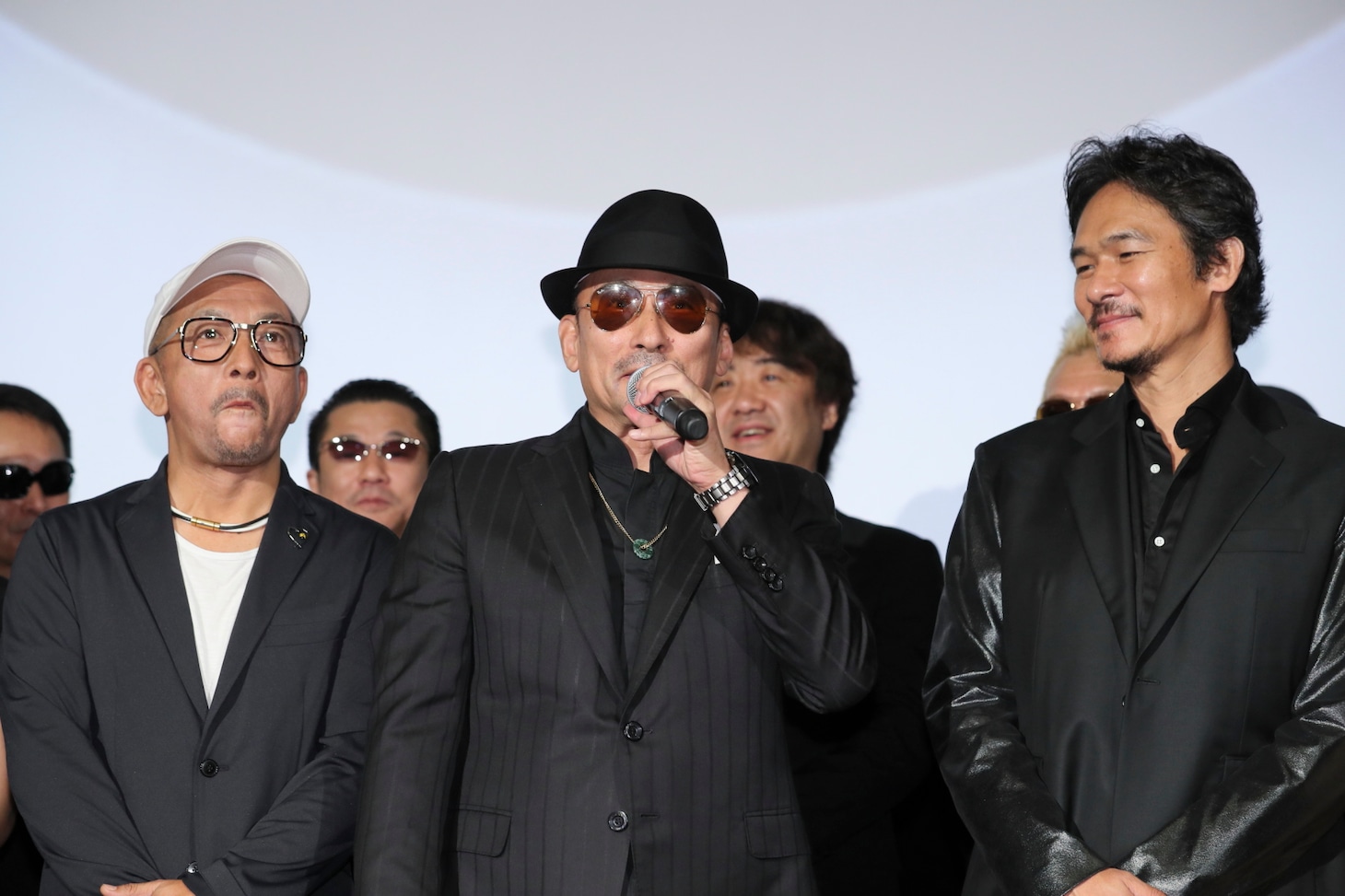 前列左から中野英雄、横山剣、伊原剛志。