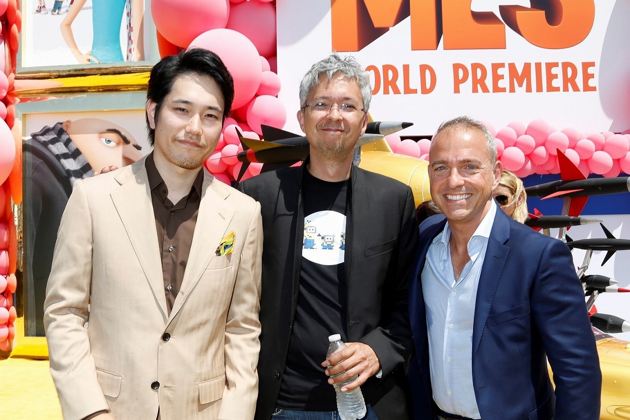 「怪盗グルーのミニオン大脱走」ワールドプレミアにて。左から松山ケンイチ、ピエール・コフィン、カイル・バルダ。