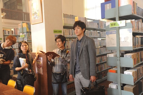 「君の膵臓をたべたい」メイキングカット。中央左が月川翔、中央右が小栗旬。