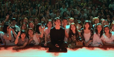 「二度めの夏、二度と会えない君」ワールドプレミアの様子。中央が村上虹郎。