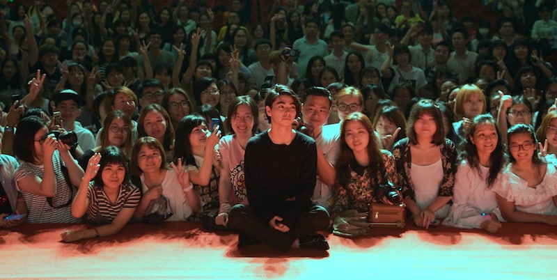 「二度めの夏、二度と会えない君」ワールドプレミアの様子。中央が村上虹郎。