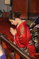 大ヒット祈願をする石原さとみ。