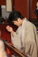 大ヒット祈願をする鈴木亮平。