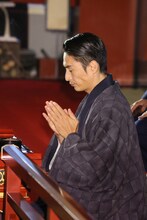 大ヒット祈願をする伊勢谷友介。