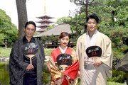 左から伊勢谷友介、石原さとみ、鈴木亮平。