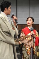 左から鈴木亮平、石原さとみ。