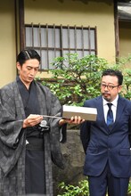 左から伊勢谷友介、監督の中村義洋。