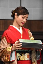 おみくじを引く石原さとみ。