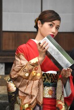 おみくじを引く石原さとみ。