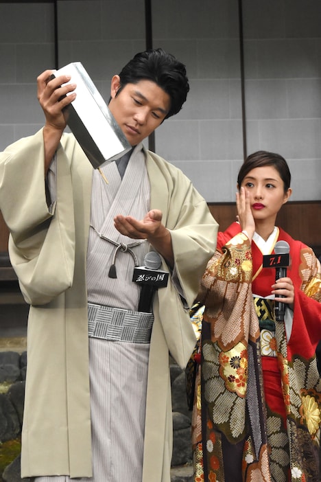 左から鈴木亮平、石原さとみ。