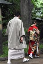 会場を後にする鈴木亮平（左）、石原さとみ（右）。