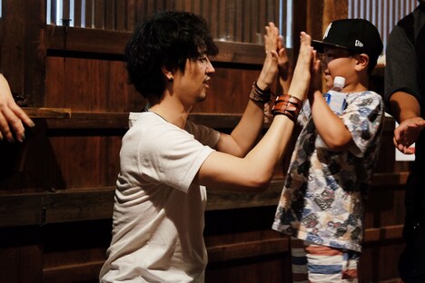 ハイタッチをする齊藤工。