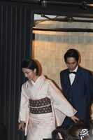 会場に登場した満島ひかり（左）、永山絢斗（右）。