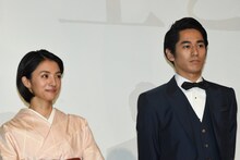 左から満島ひかり、永山絢斗。