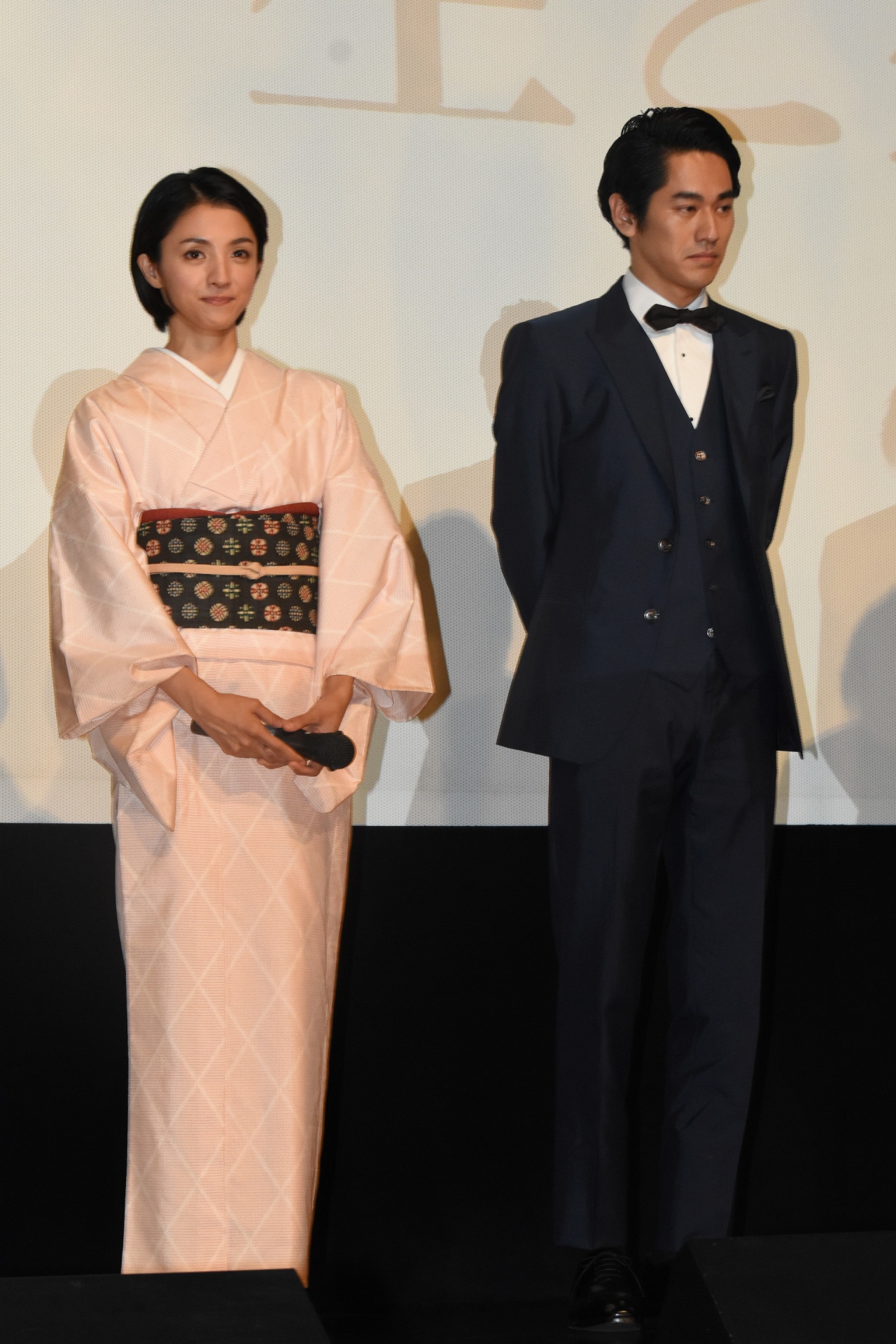 左から満島ひかり、永山絢斗。