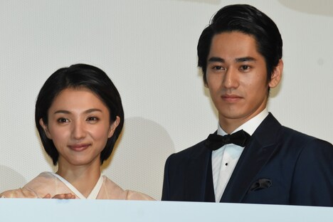 左から満島ひかり、永山絢斗。