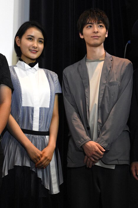 左から葵わかな、高杉真宙。